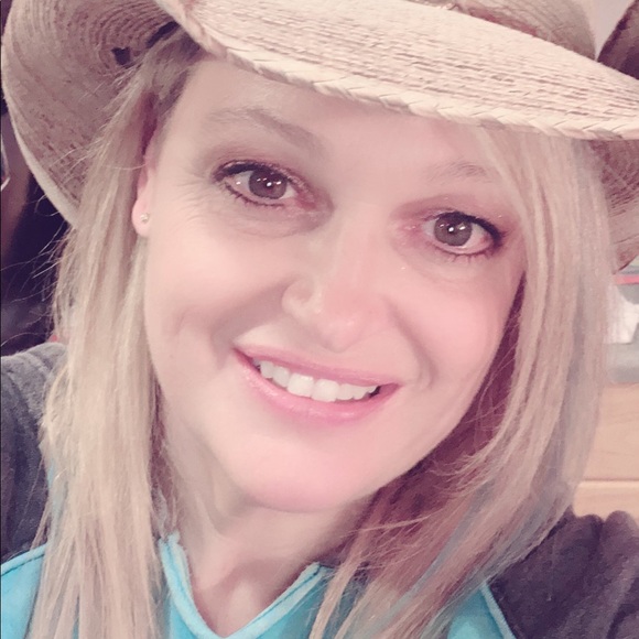 Meet your Posher, Vicky - Picture 2 of 3